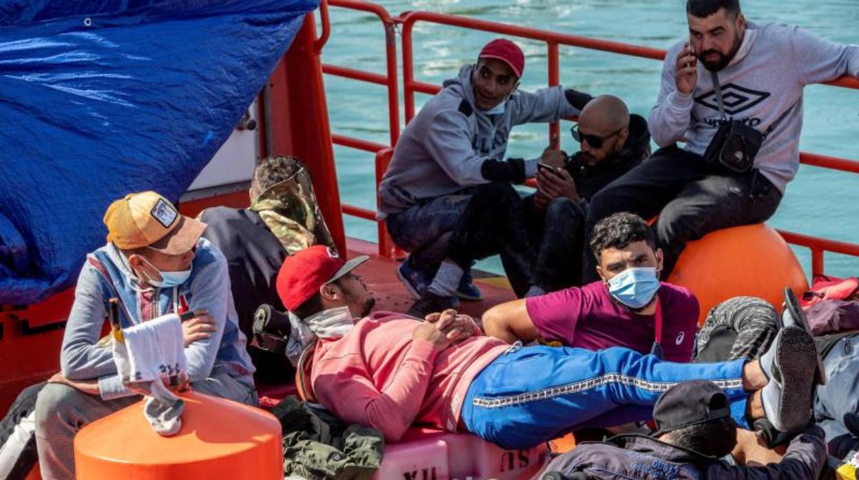 Una patera con 22 inmigrantes a bordo fue rescatada ayer en las costas de Cádiz