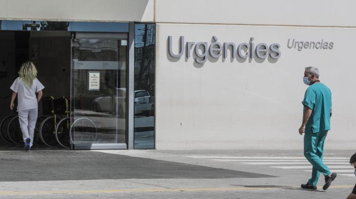 Personal sanitario en la entrada a Urgencias del Hospital La Fe de Valencia