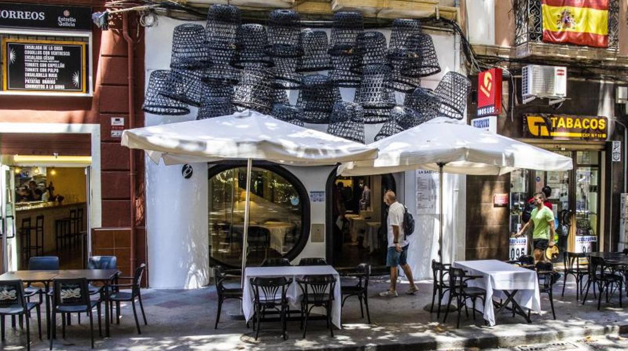 Veladores de un bar del centro de Alicante