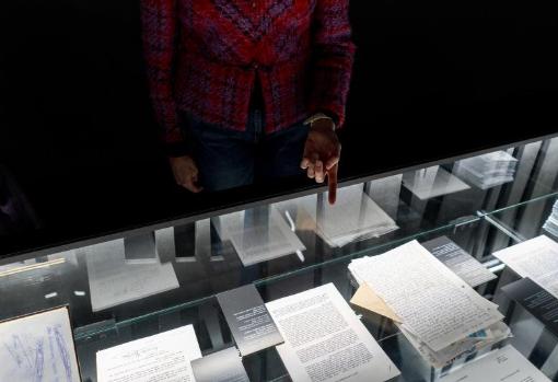 Ana señala una las vitrinas donde se muestran documentos del archivo familiar