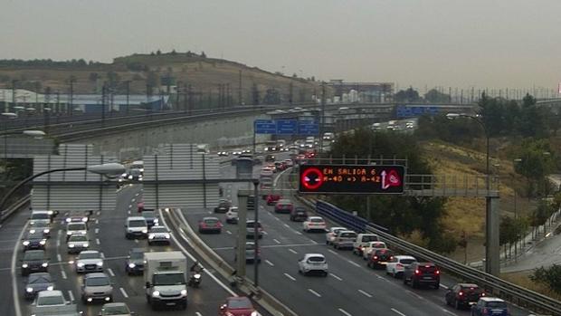 Largas retenciones en las vías de entrada a Madrid debido a las lluvias generalizadas