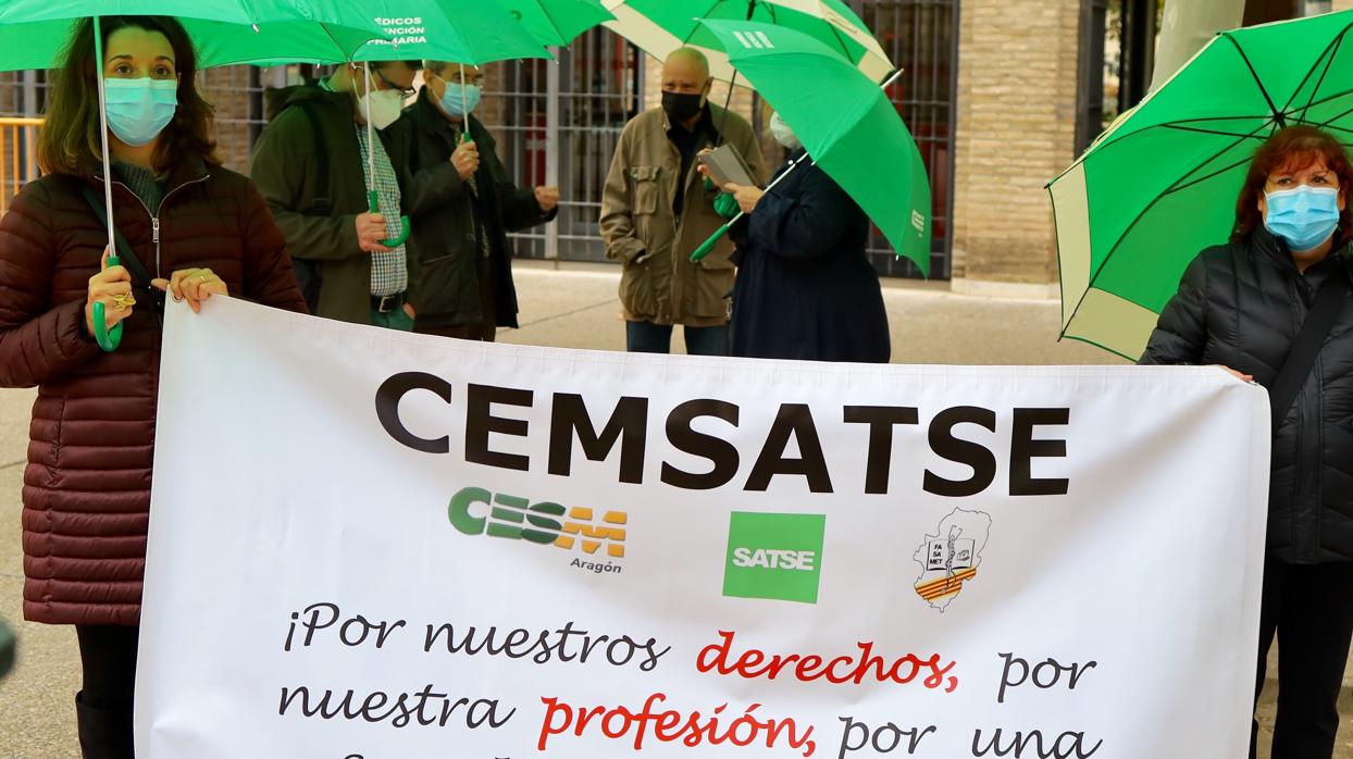 Este martes tuvo lugar una primera concentración de protesta de los profesionales sanitarios ante la sede central del Gobierno aragonés