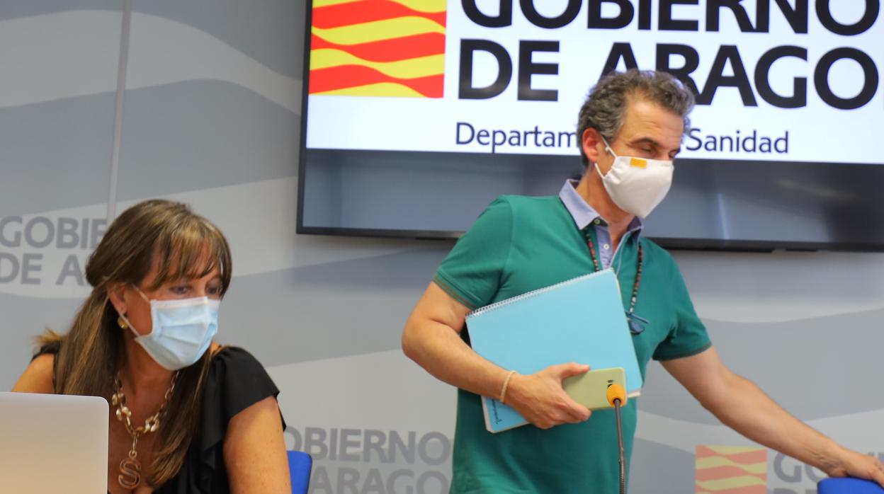 La consejera aragonesa de Sanidad, Sira Repollés (PSOE), junto a su director general de Salud Pública, Francisco Javier Falo