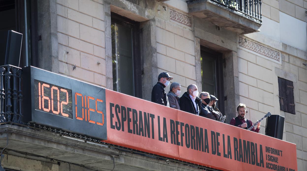 Vecinos de Ciutat Vella inaugurando el contador situado en la Rambla