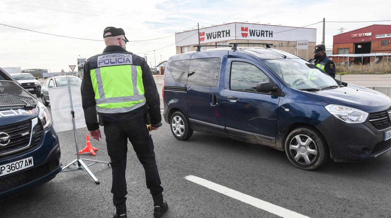 Control policial a la entrada de León durante el confinamiento