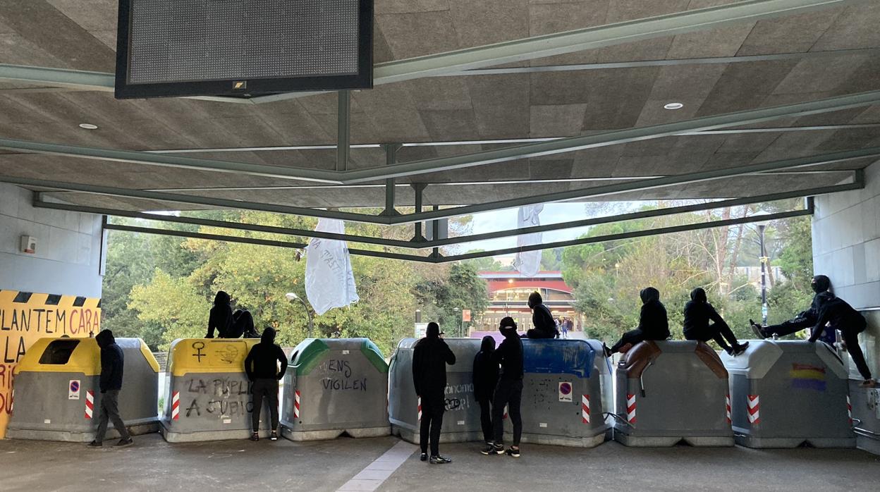 Barricada montada por los huelguistas para impedir el acceso al campus