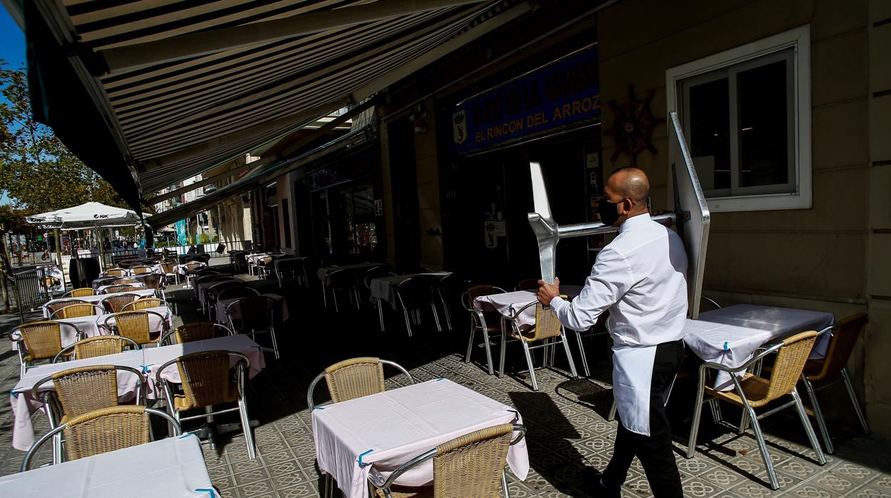 Un trabajador en un bar de Barcelona