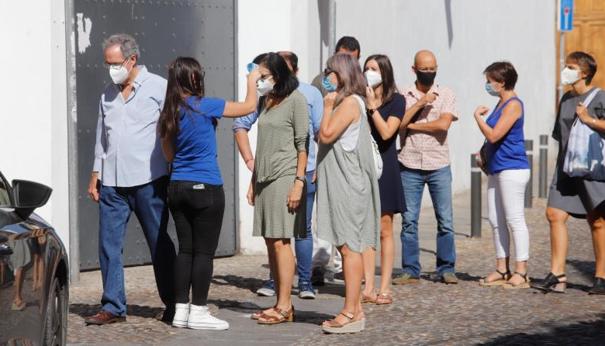 Se dobla el número de positivos por Covid en Castilla-La Mancha con casi 1.000 en el último día