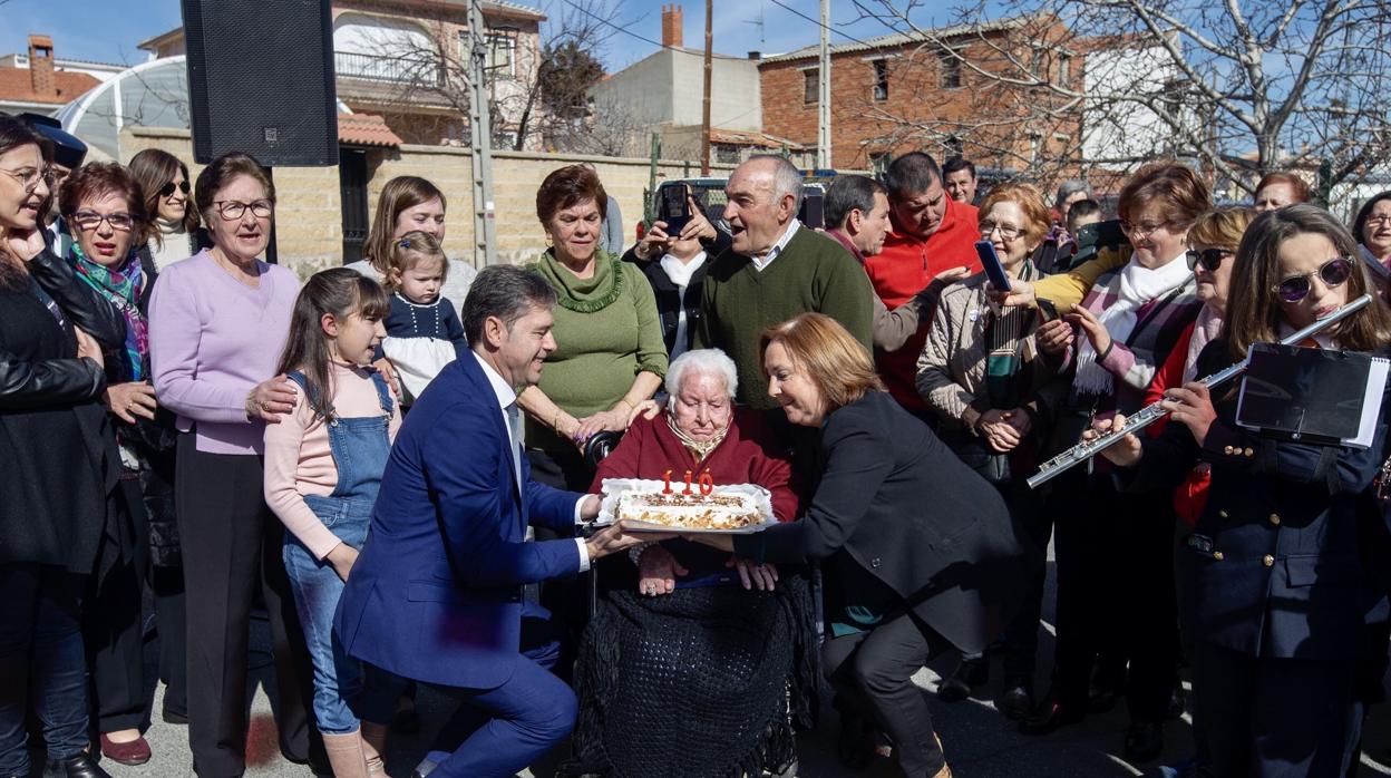 Fiesta en Navaluenga el pasado 25 de febero por su 110 cumpleaños