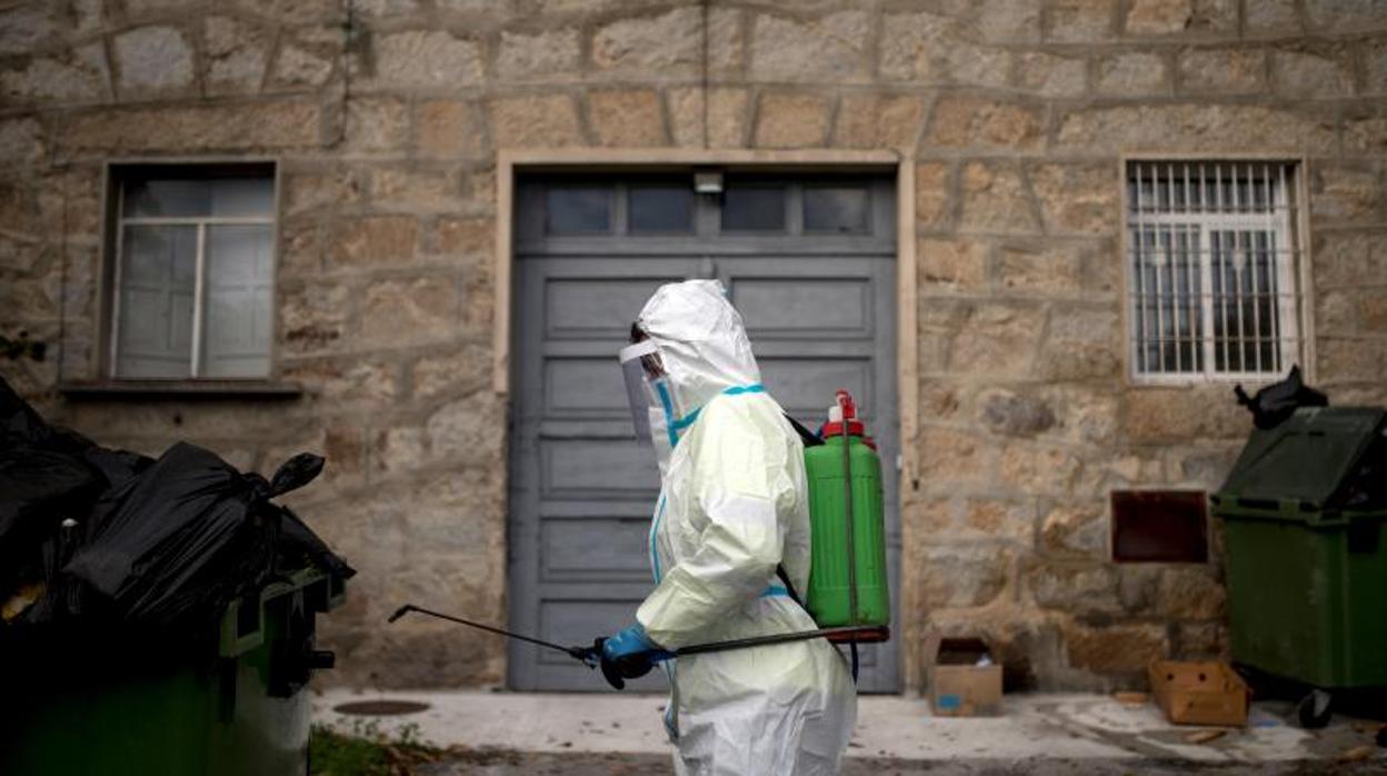 Tareas de desinfección en Orense, el área más afectada por el coronavirus en Galicia