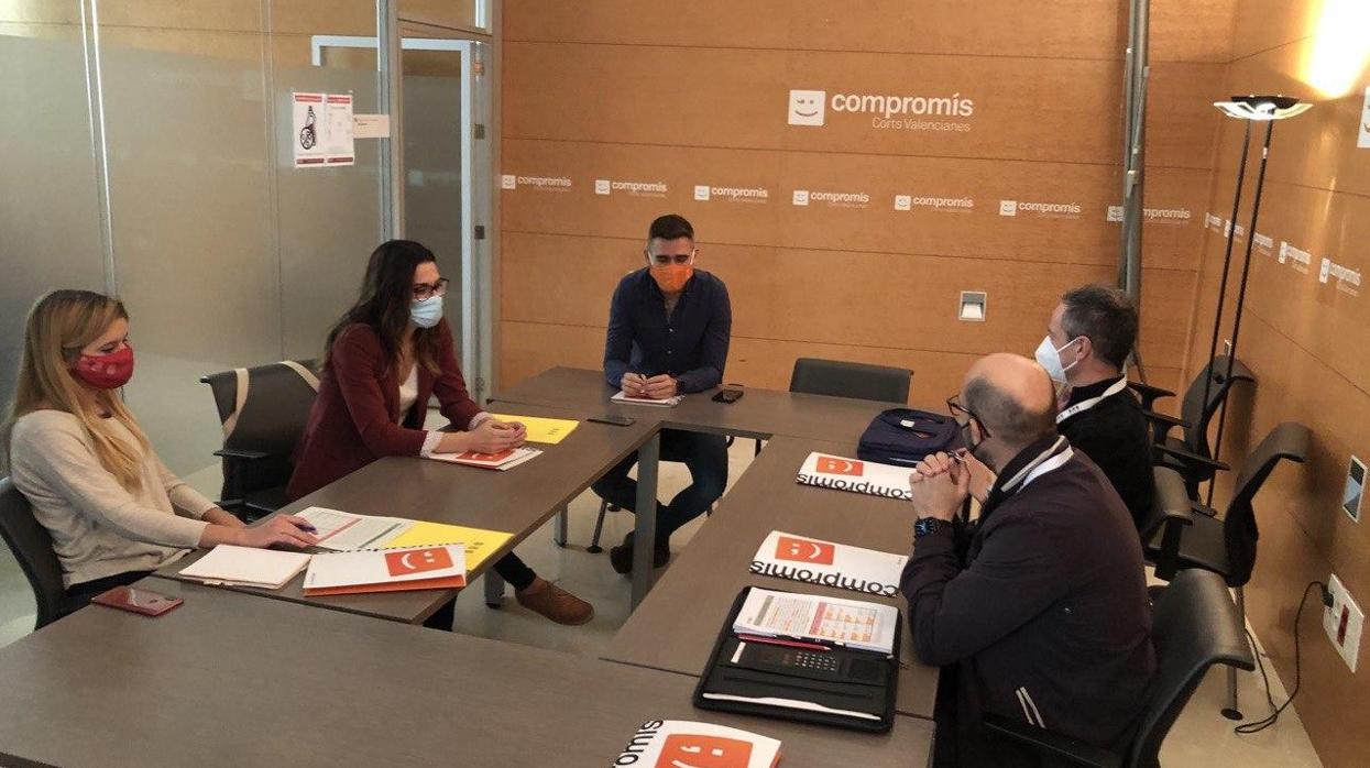 Imagen de la reunión de Compromís con técnicos de Hacienda