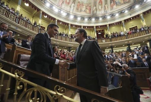 Rajoy felicita a Sánchez tras recabar todos apoyos en 2018