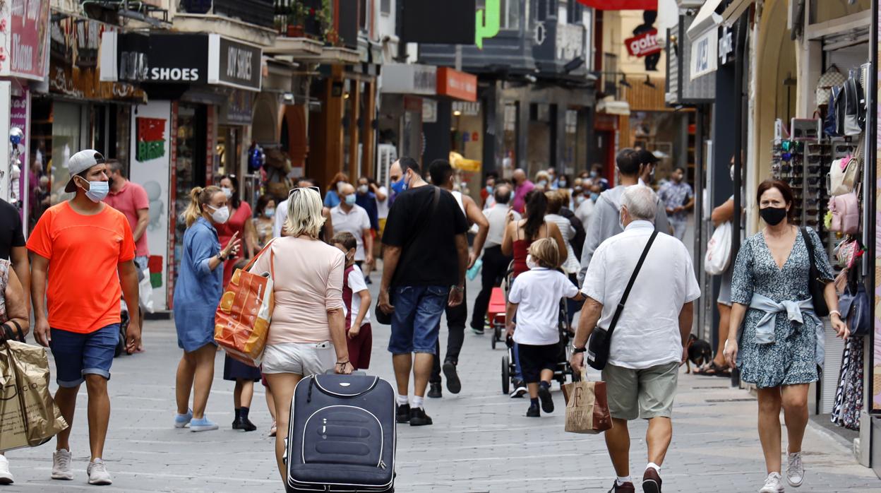 Imagen de turistas paseando por Benidorm