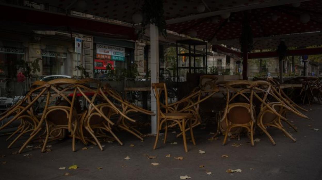 La terraza de un restaurante de Rambla Cataluña, cerrada este semana por las restricciones