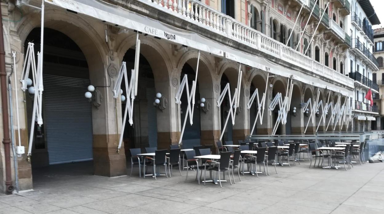 El Café Iruña en la Plaza del Castillo de Pamplona cerrado a cal y canto esta mañana