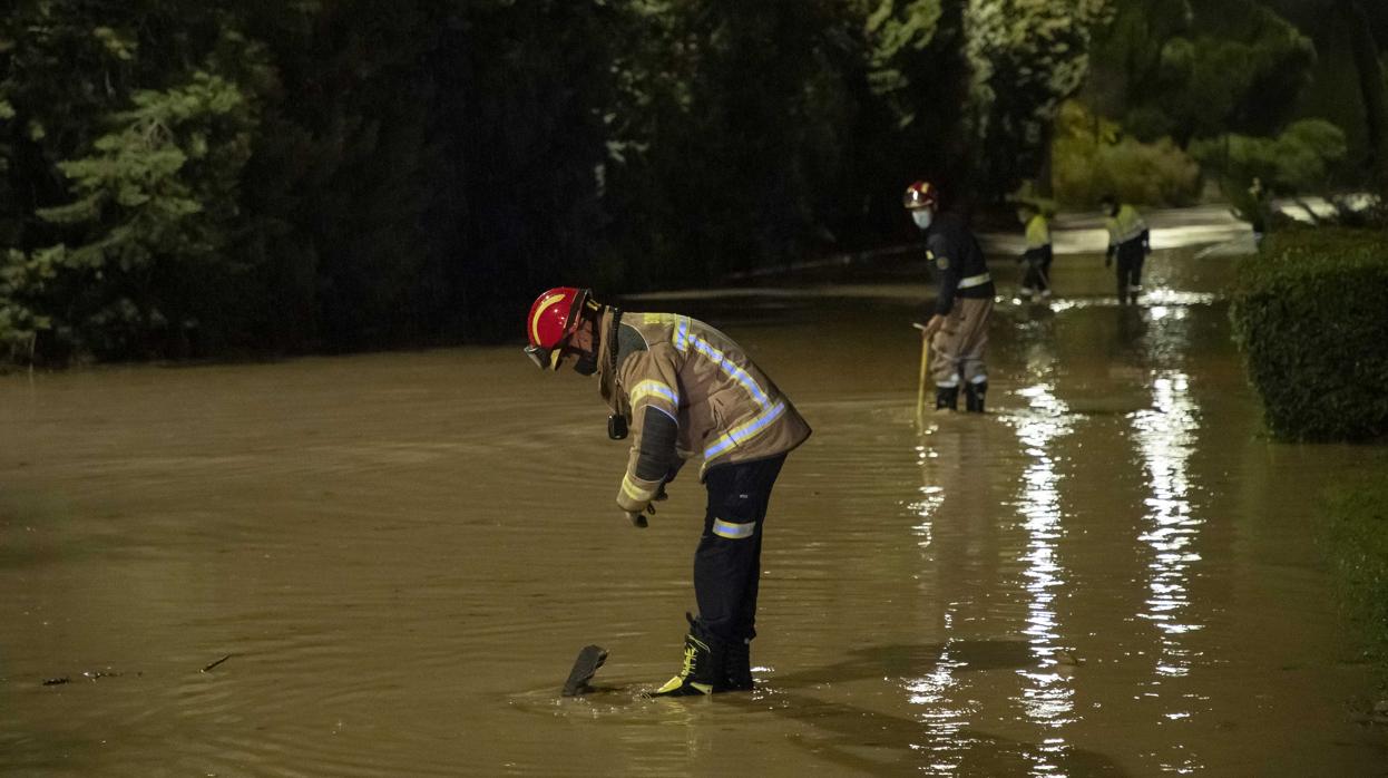 El reventón de una tubería inunda varias calles del barrio Villa de Prado de Valladolid