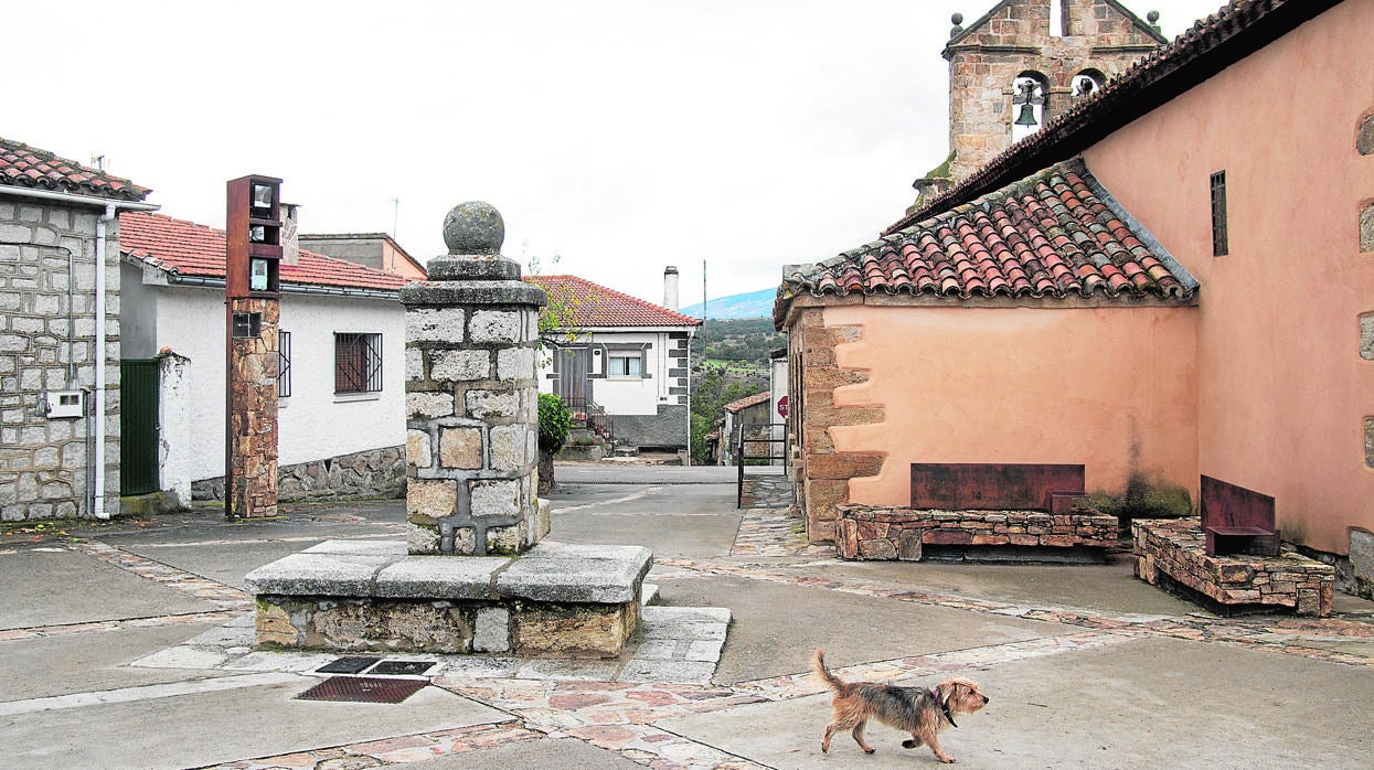 Plaza principal de Madarcos, ayer, sin gente