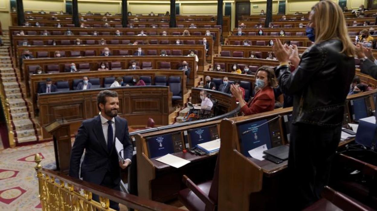 Pablo Casado, ovacionado por el Grupo Parlamentario Popular, este jueves en el Congreso