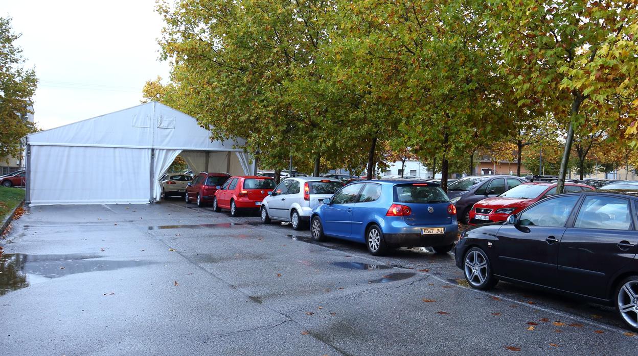 Realización de pruebas PCR en una carpa instalada junto al Hospital del Bierzo