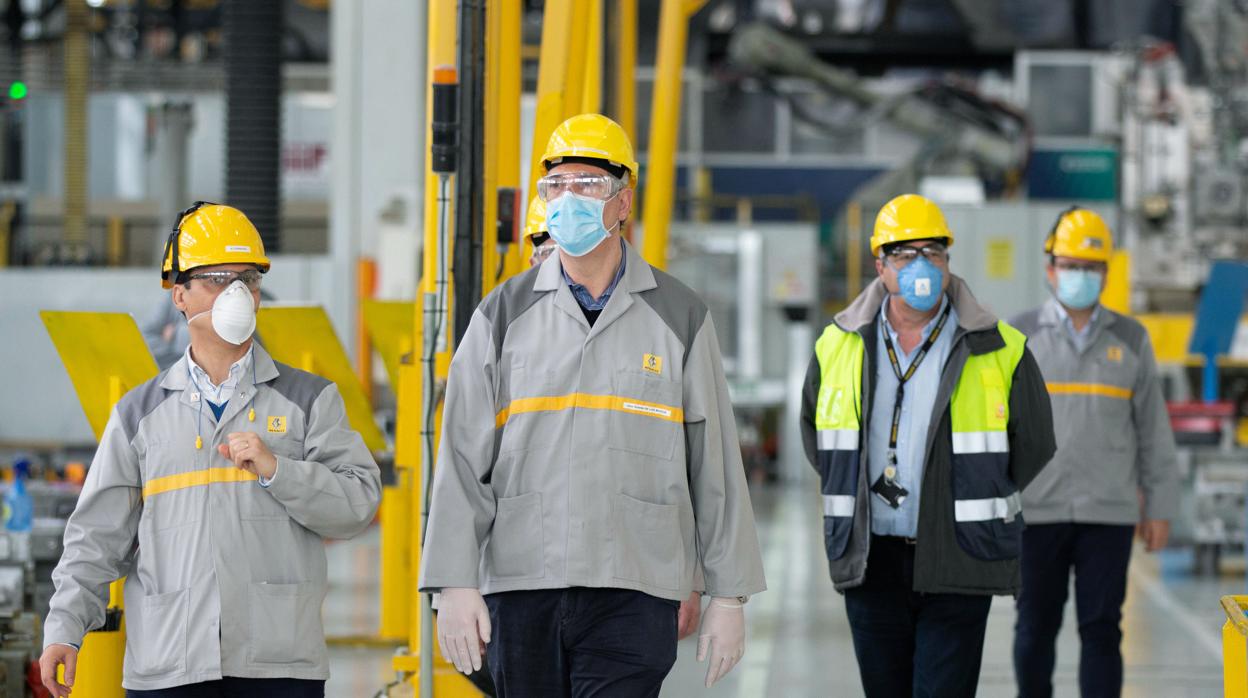 El vicepresidente ejecutivo de Grupo Renault y presidente de Renault España, José Vicente de los Mozos (en el centro), en su última visita a la planta de la marca en Valladolid