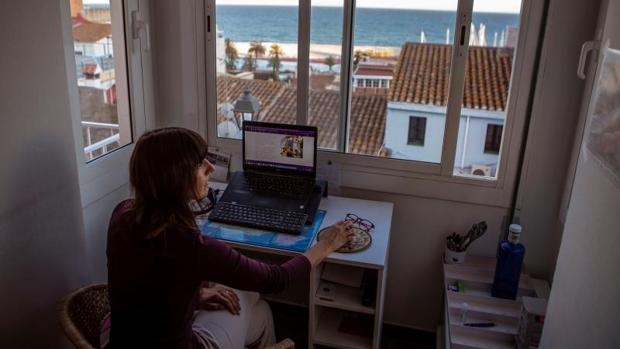 El éxito del teletrabajo depende de fijar objetivos diarios, hacer reuniones y vestir como si fuera la oficina