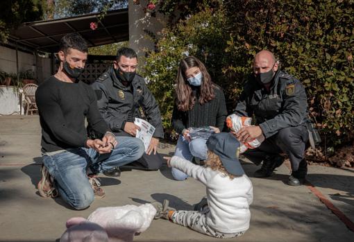 Imagen de la pequeña junto a sus padres y los agentes de la Policía Nacional