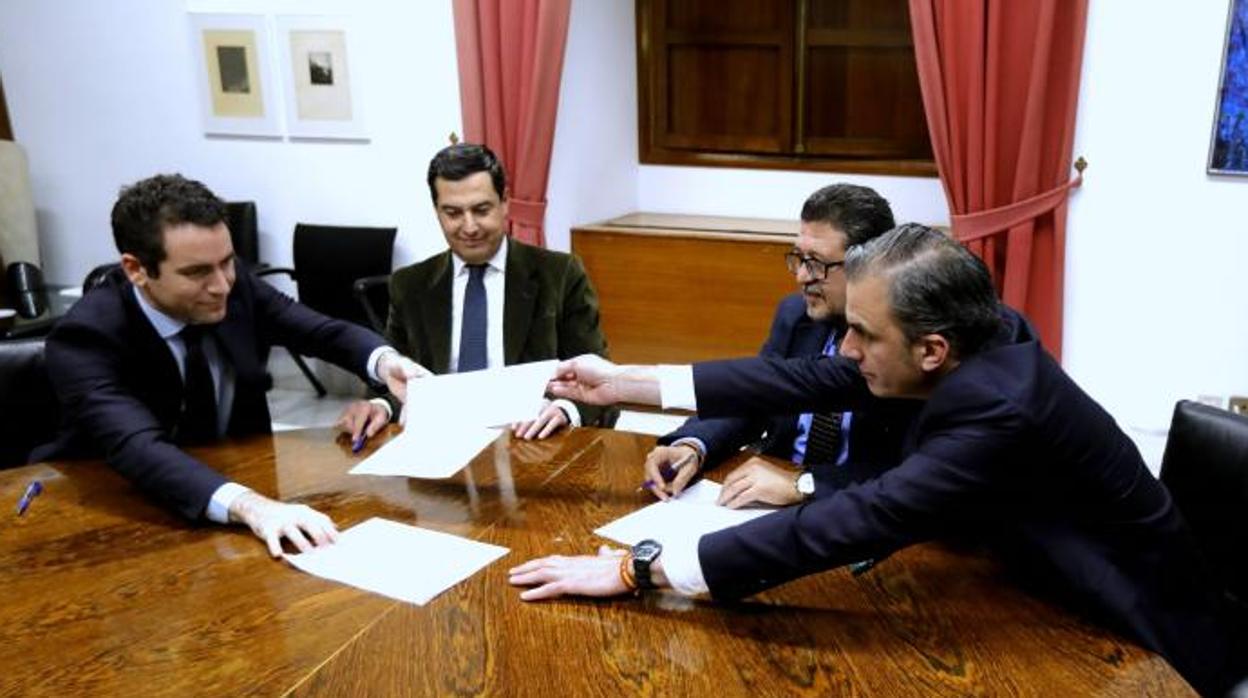 García Egea (PP) intercambia, el pasado año, el acuerdo de investidura en Andalucía con Javier Ortega Smith (Vox)