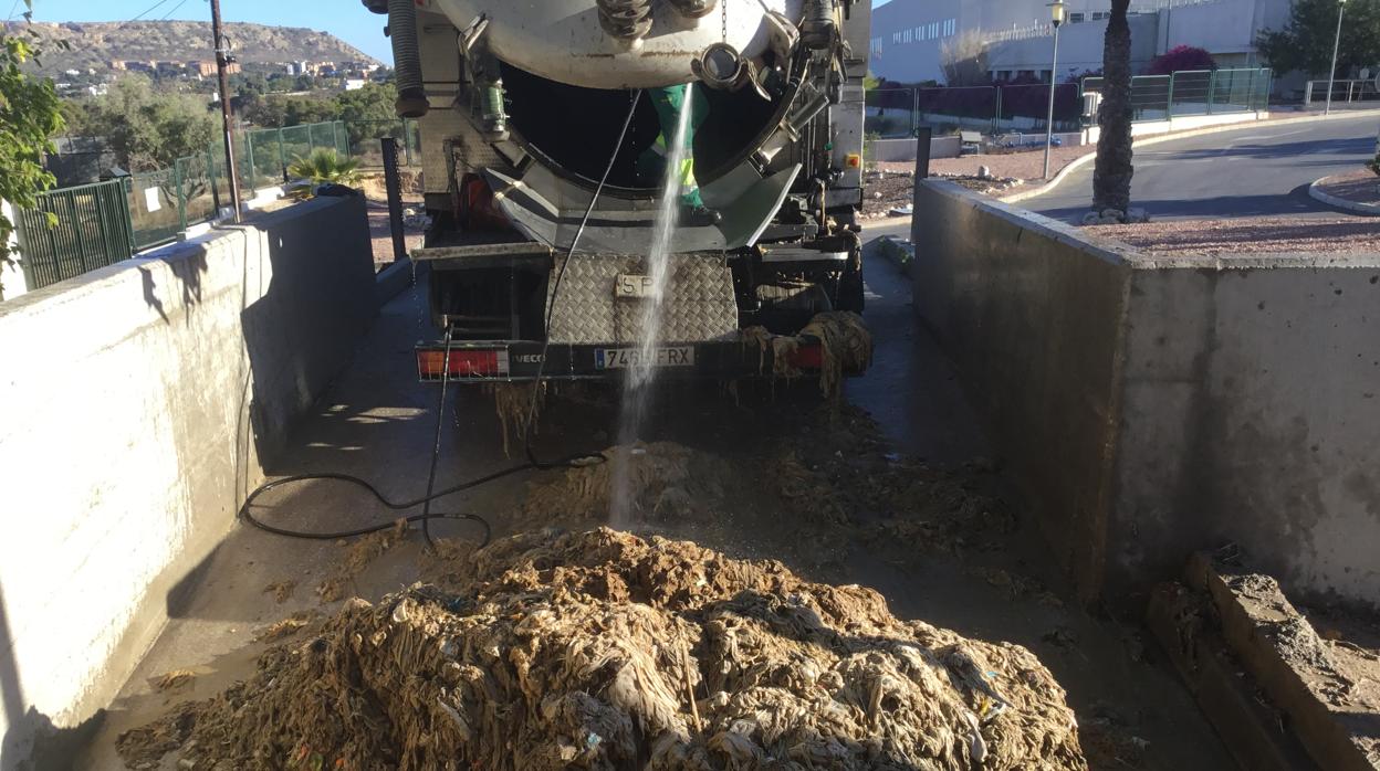 Imagen de la limpieza de saneamiento en Alicante