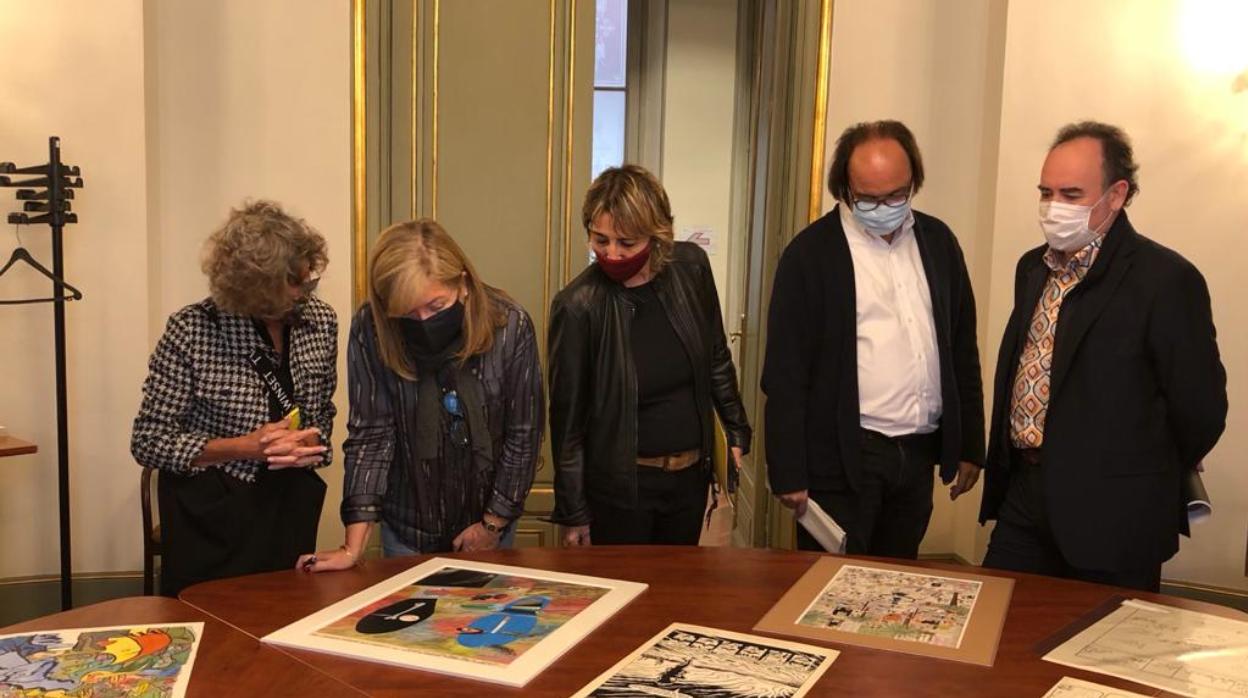 La consejera Ponsa, durante la presentación de algunas de las piezas adquiridas