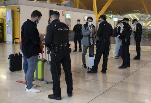 La Policía Nacional, durante un control en el aeropuerto de Barajas