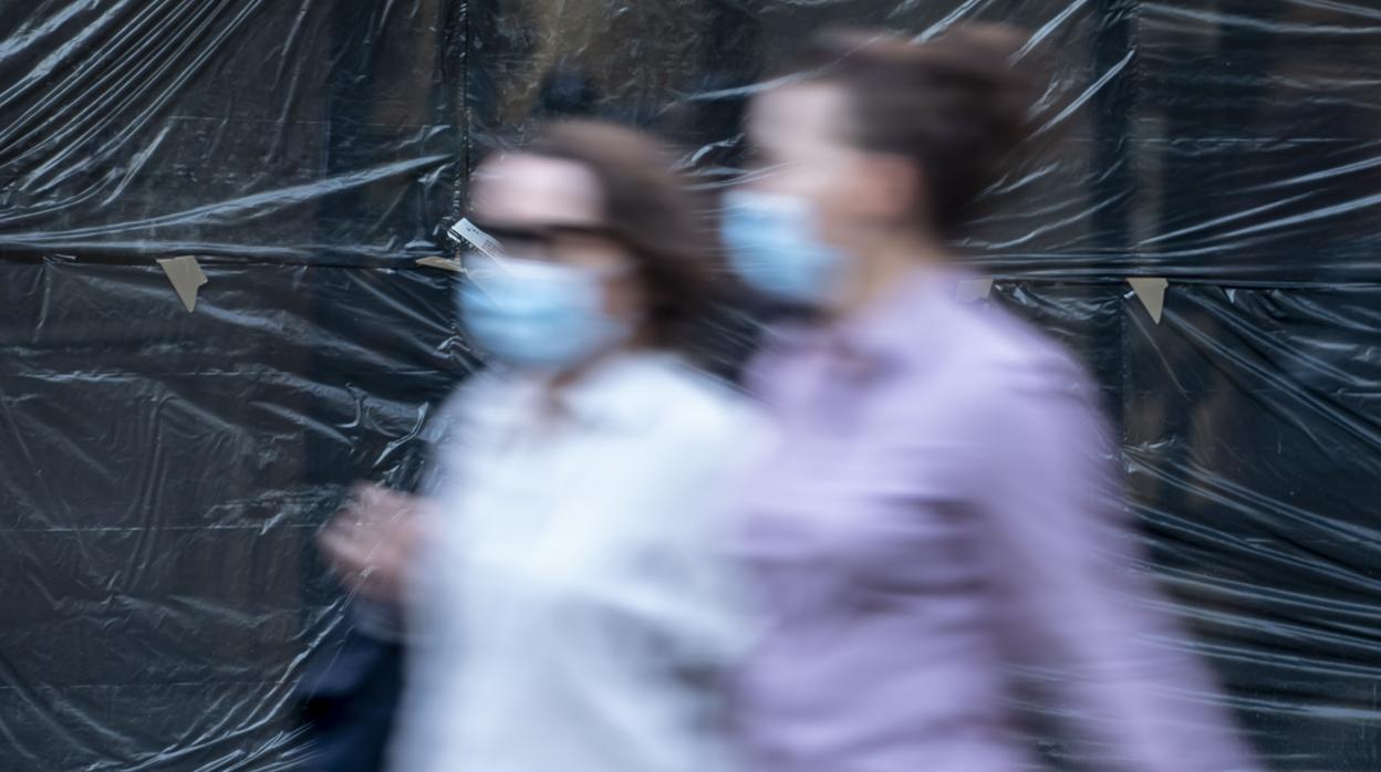 Imagen de dos mujeres paseando con mascarilla por Valencia