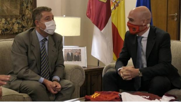 Rubiales se reúne con Page en su primera visita oficial tras ser reelegido