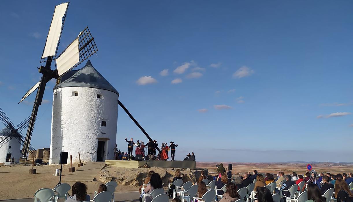 Demostración de folclore entre los molinos