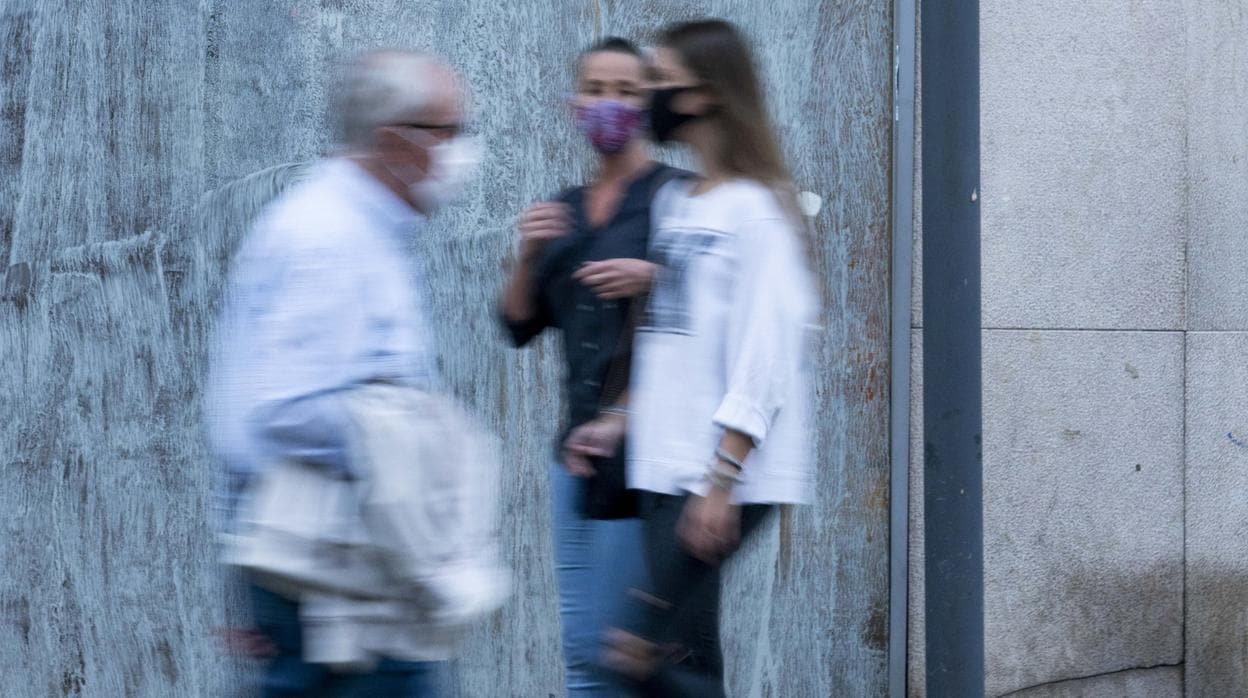 Imagen de gente paseando por Valencia con mascarilla