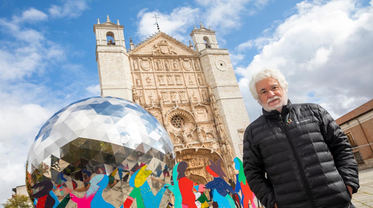 Cristóbal Gabarrón, junto a su instalación «Universo de la Luz» ubicada en la Plaza San Pablo de Valladolid