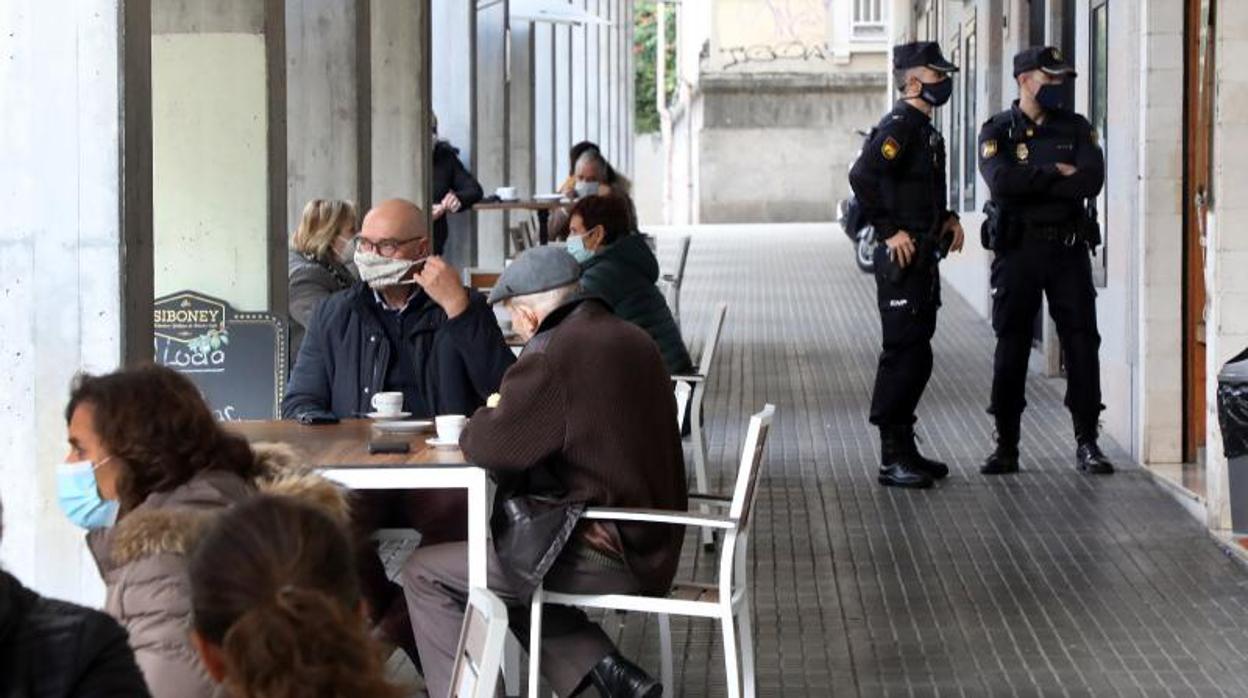 Agentes de Policía vigilan que se cumplan las nuevas restricciones en Santiago de Compostela