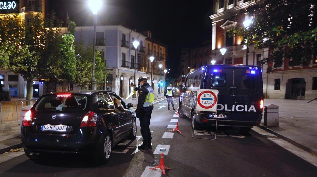 Control de movilidad en Valladolid para vigilar la movilidad tras la entrada en vigor del toque de queda