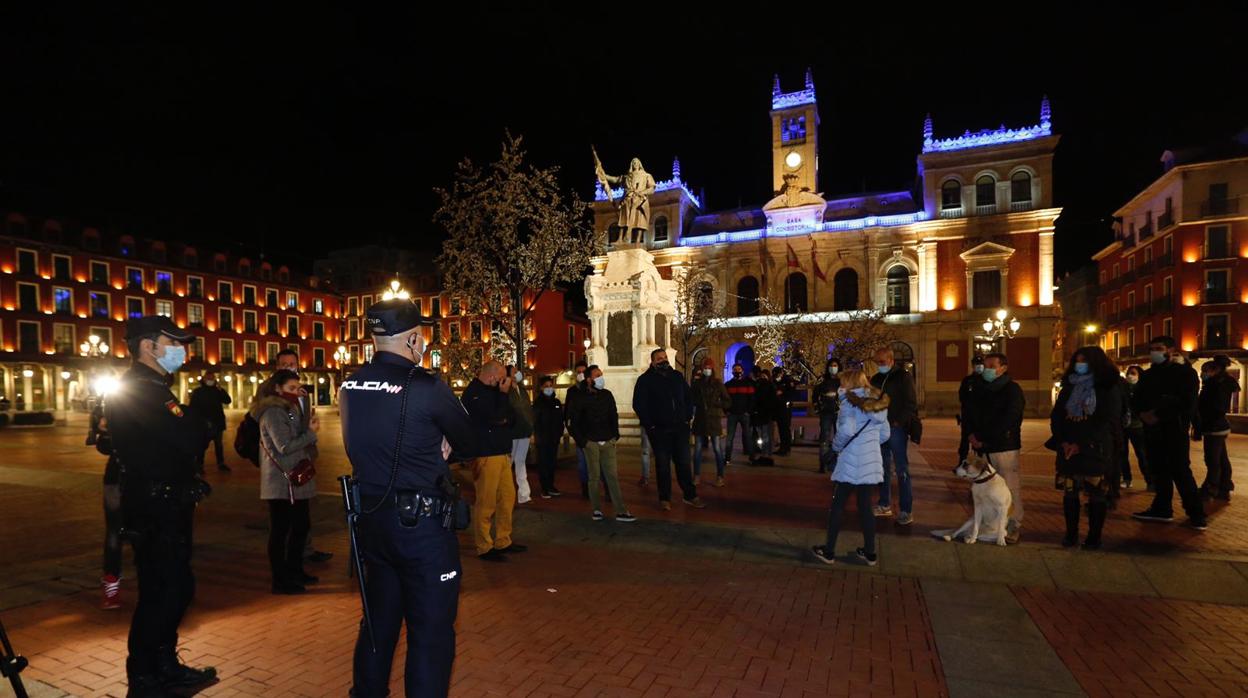 Gente en la Plaza Mayor de Valladolid pasadas las 22.00 horas, cuando ha entrado en vigor el toque de queda en Castilla y León por el Covid-19
