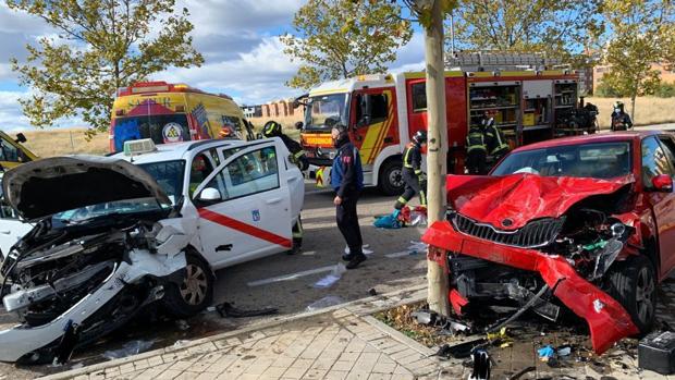 Dos heridos graves en un choque frontal entre un turismo y un taxi en Madrid