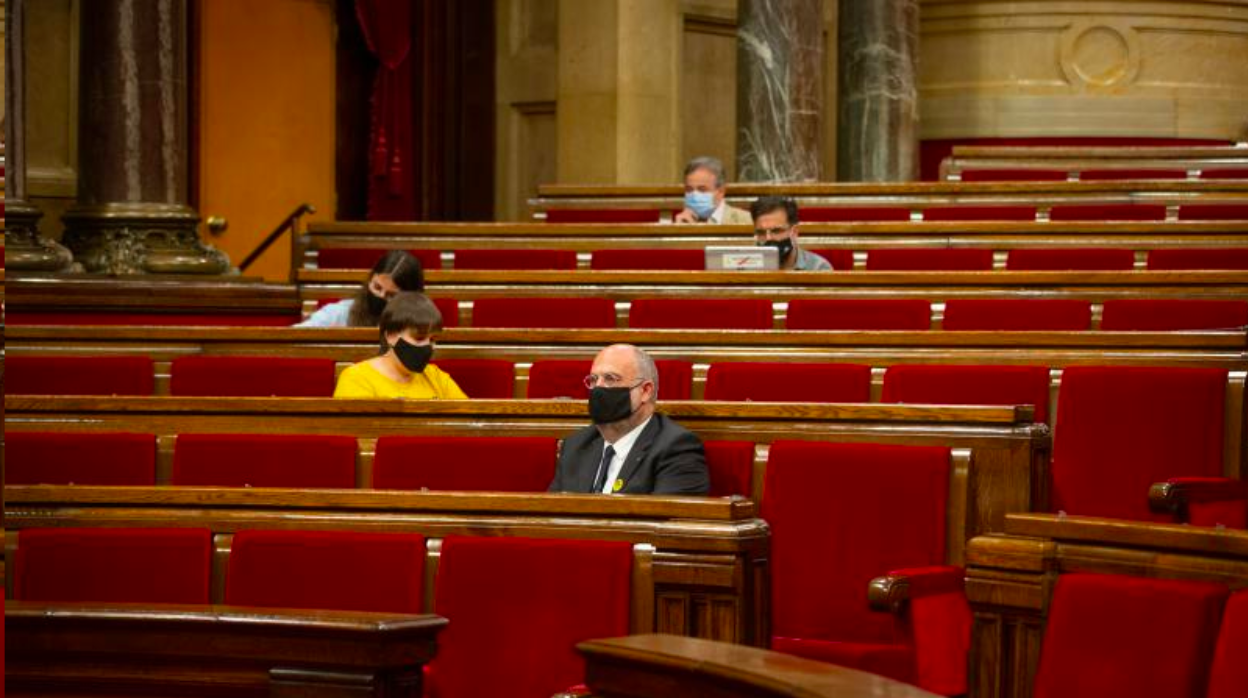 Eduard Pujol, en primer plano, en el último pleno del Parlamento de Cataluña, el pasado 22 de octubre