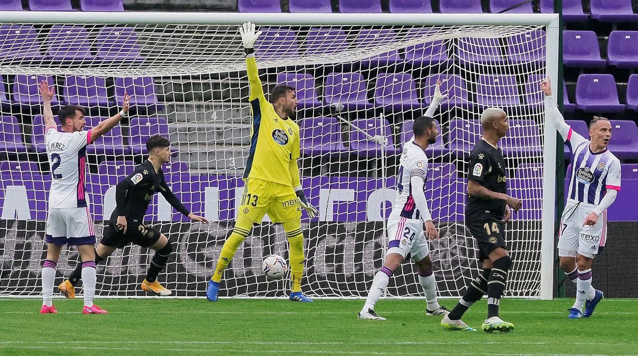 Los jugadores del Real Valladolid piden fuera de juego en el segundo gol del Alavés