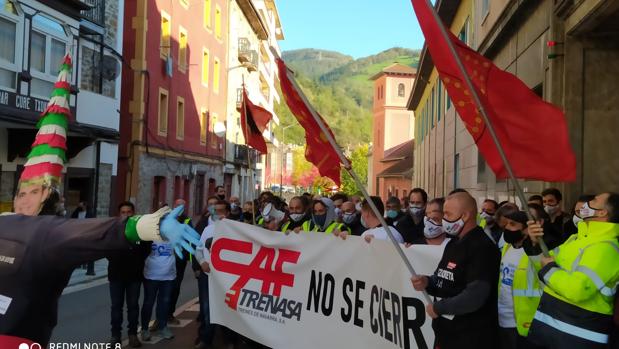 Los trabajadores de Trenasa celebran la paralización del cierre de esta factoría de Castejón