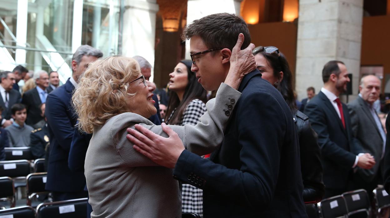 Maestre presencia el saludo entre Manuela Carmena e Íñigo Errejón