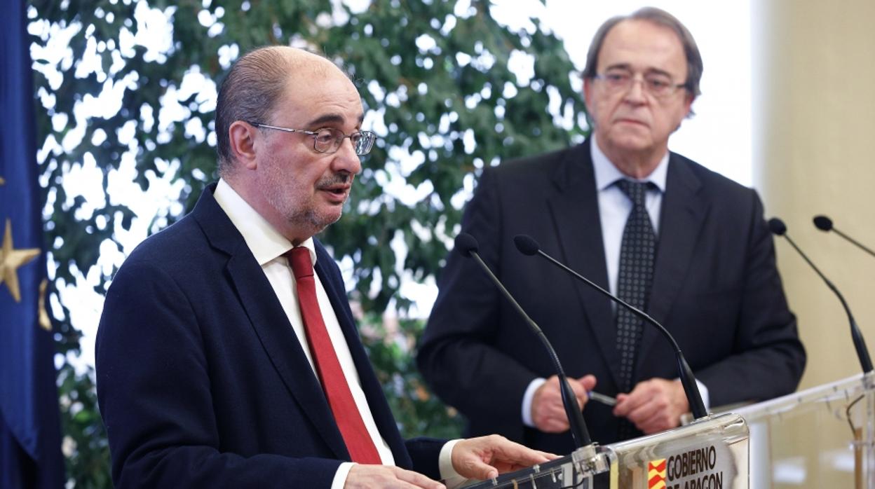 El presidente aragonés, Javier Lambán, junto a su consejero de Hacienda, el también socialista Carlos Pérez Anadón