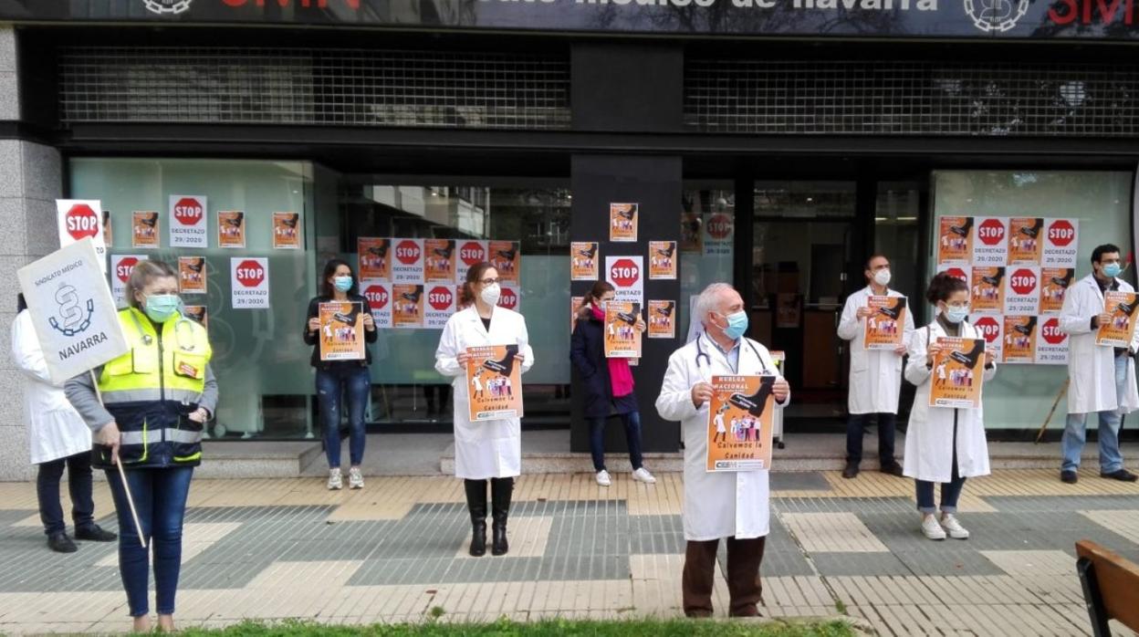 Imagen de la protesta de los médicos frente al edificio del sindicato en Pamplona.