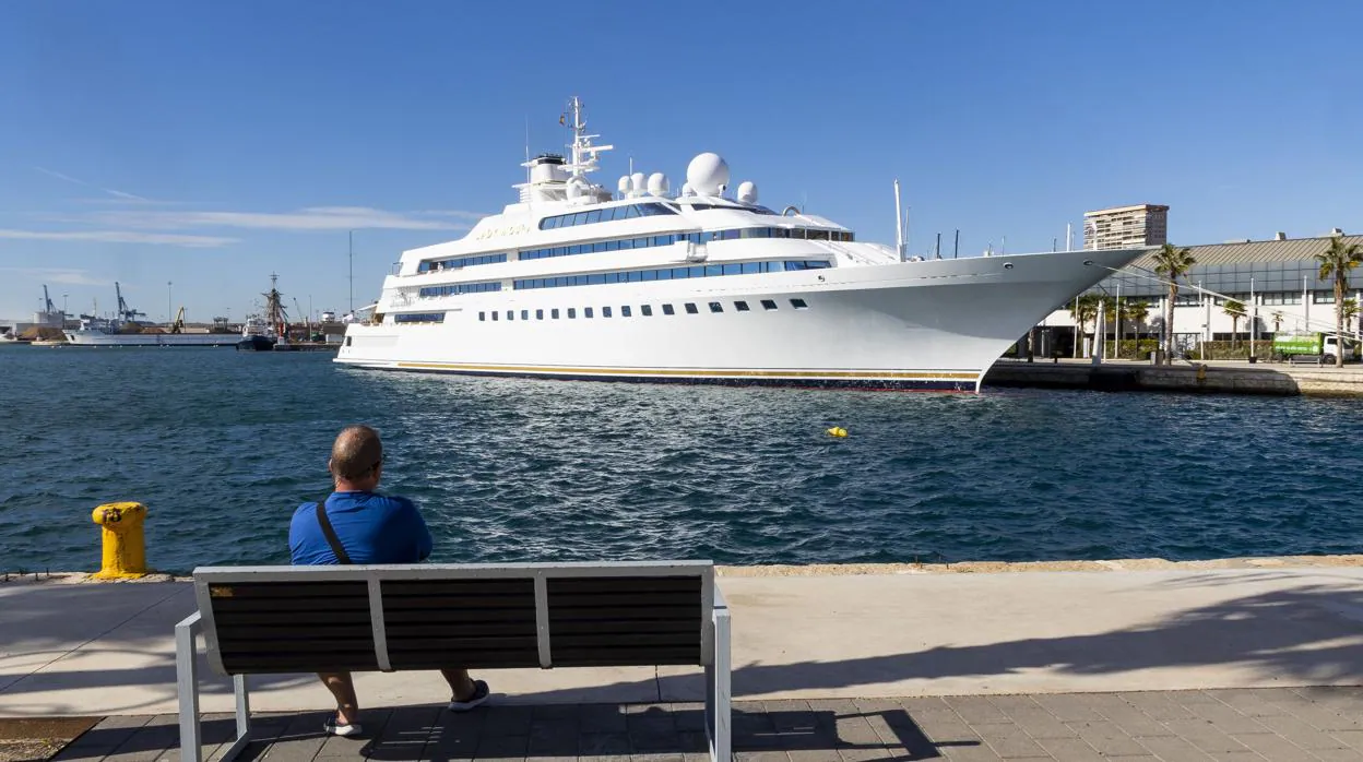 Imagen del «Lady Moura» tomada este martes en el puerto de Alicante