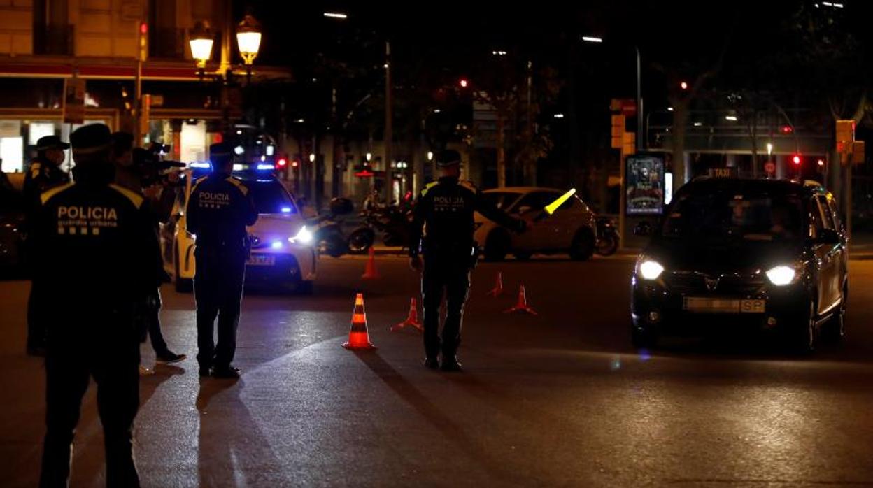 Control policial en Barcelona la pasada noche durante el toque de queda