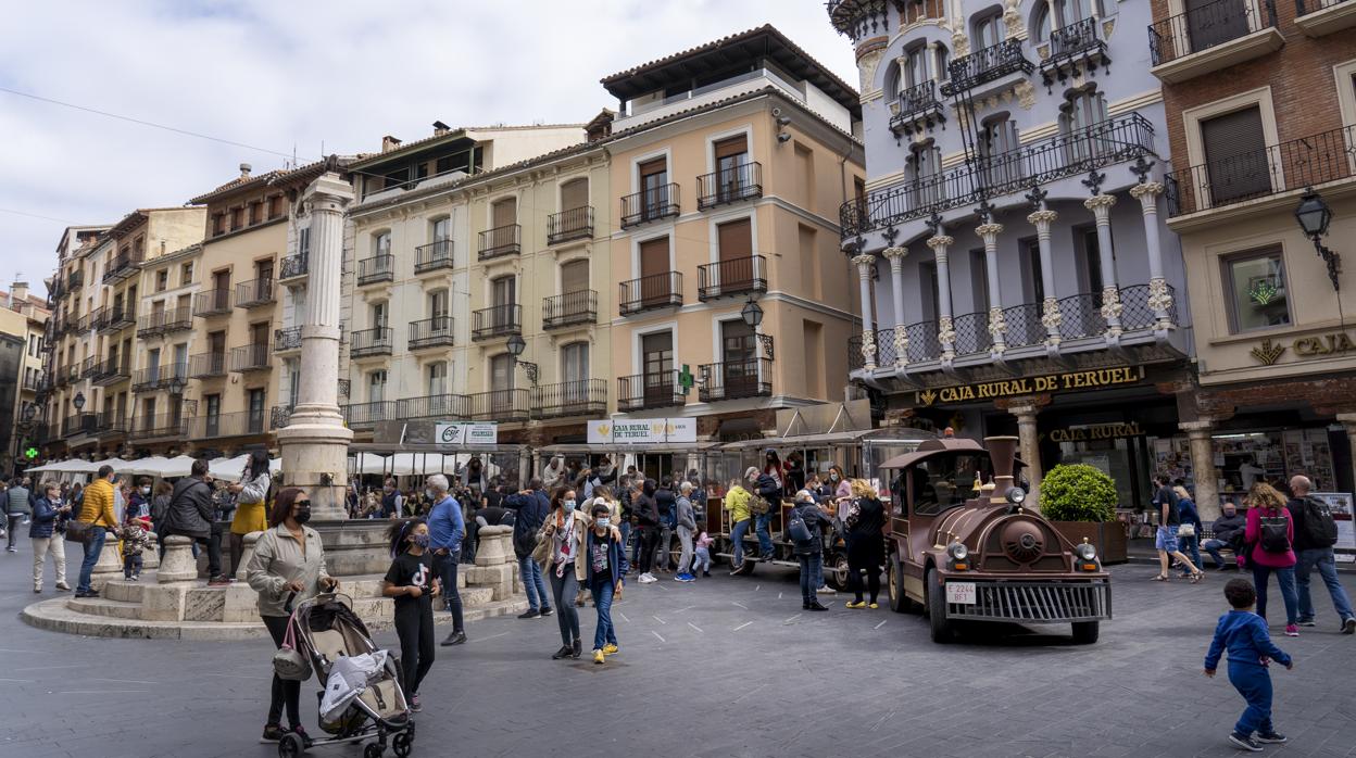 Animado aspecto que presentaba la emblemática Plaza del Torico de Teruel en el reciente puente festivo del Pilar, en el que la ciudad registró una gran afluencia turística