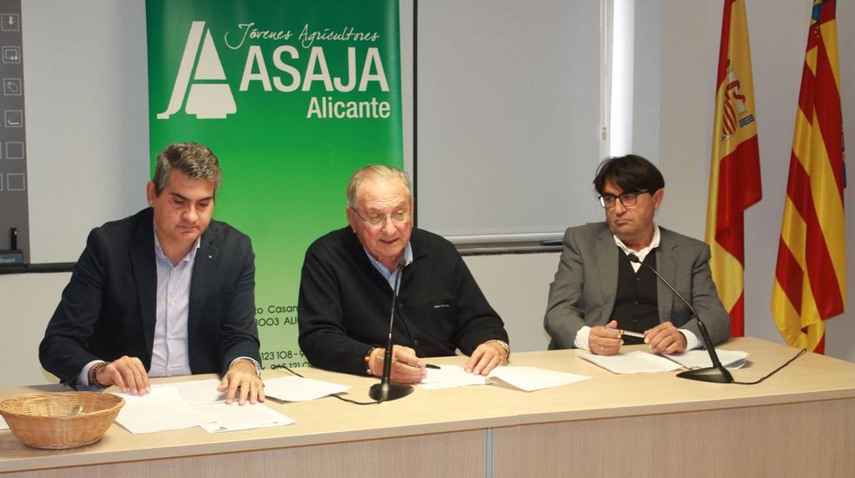 Eladio Aniorte (centro) y José Vicente Andreu (derecha), en rueda de prensa