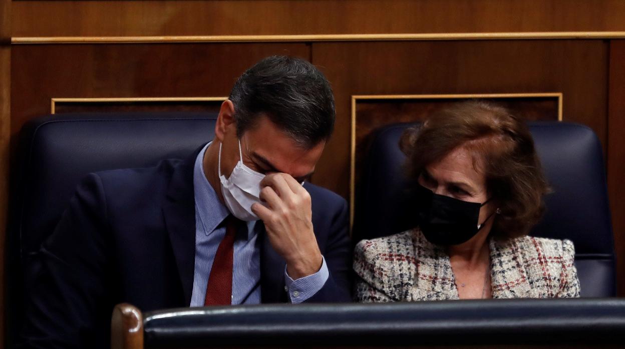 El presidente del Gobierno, Pedro Sánchez (i) junto a la vicepresidenta primera, Carmen Calvo (d) durante la sesión de control al Ejecutivo este miércoles